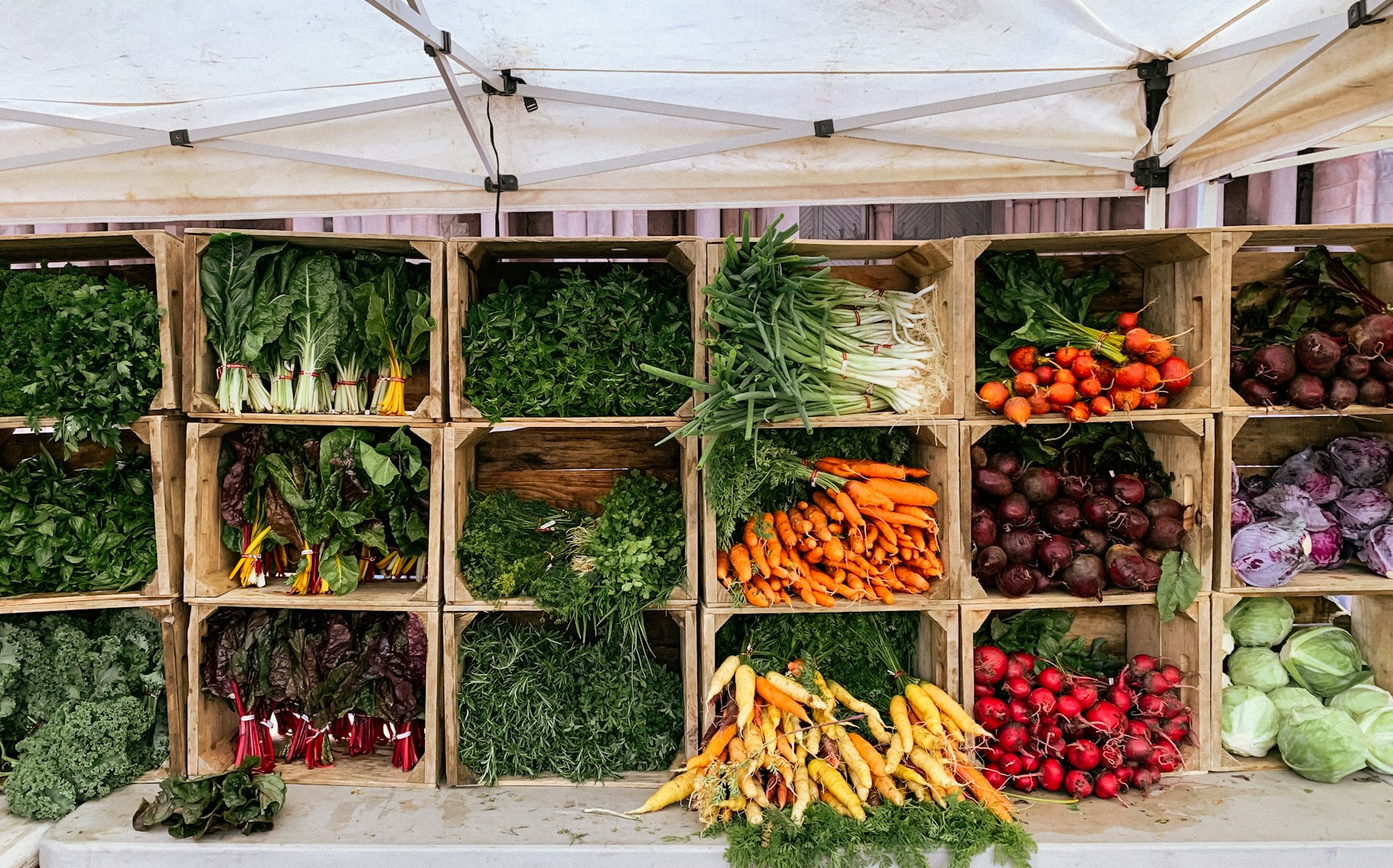 Cagettes de légumes au marché de gros